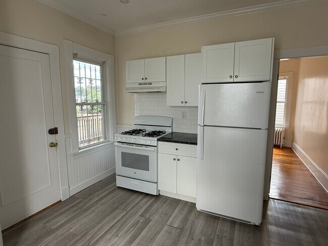 Building Photo - 93 Sydney St