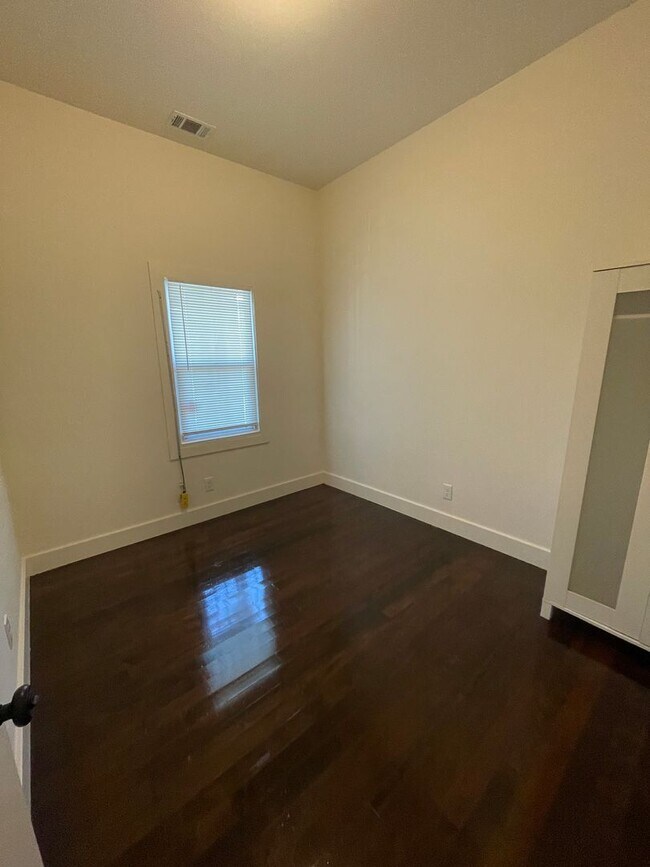 Building Photo - 1/2 Off First Month's Rent, 3Bdrm, 1Bath