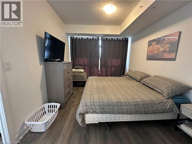 Photo du bâtiment - 550 N Service Rd