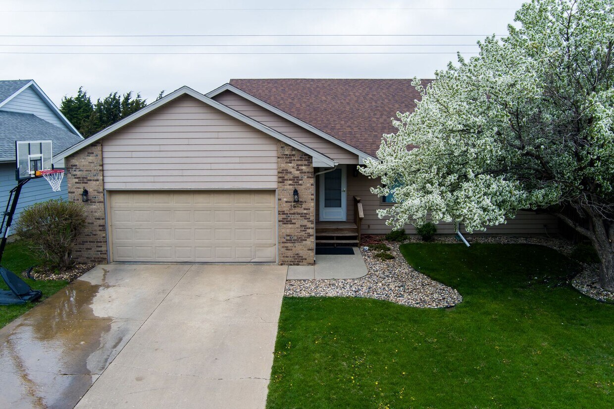 Foto principal - 3 Bed 2 Bath Twin Home For Rent!
