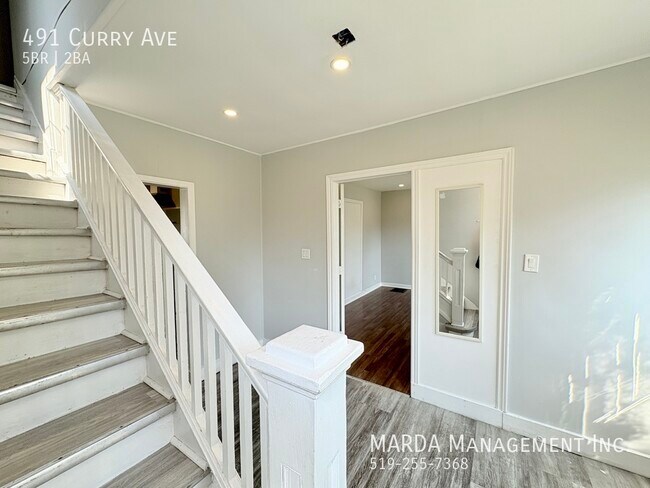 Photo du bâtiment - SPACIOUS 5 BEDROOM 2 BATH SINGLE FAMILY HO...