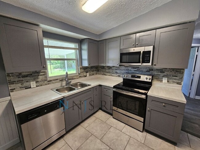 Building Photo - Gorgeous 3/1 1080sf with UPDATED kitchen, ...