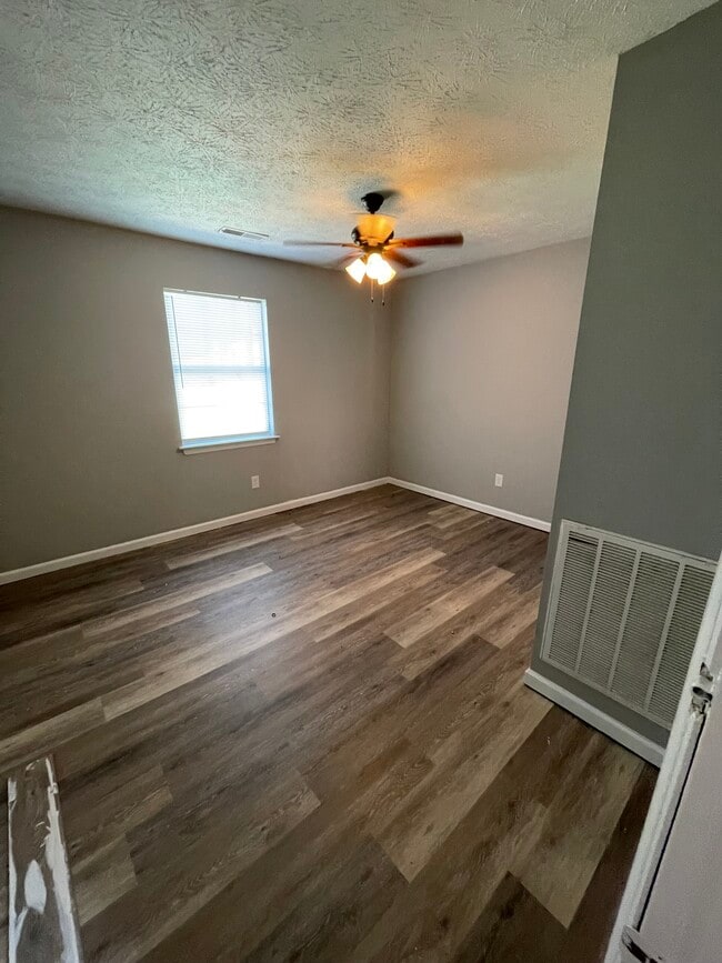 Foto del edificio - 355 Hurst Ln