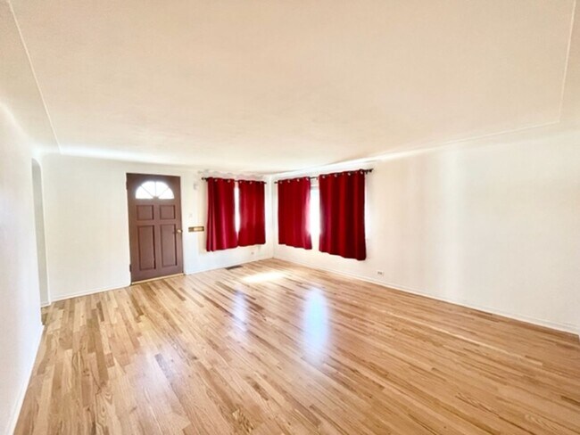 Building Photo - Southwest Style House Available for Immedi...