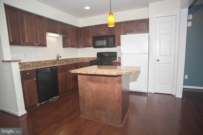Building Photo - 23013 Potomac Hill Square