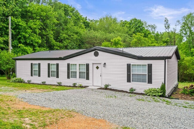 Building Photo - Country Living--Almost 3 Acres!