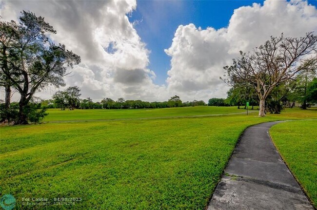 Foto del edificio - 8331 Sands Point Blvd
