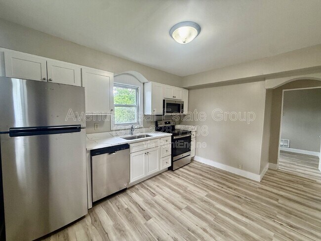 Building Photo - 927 N Elm Ave