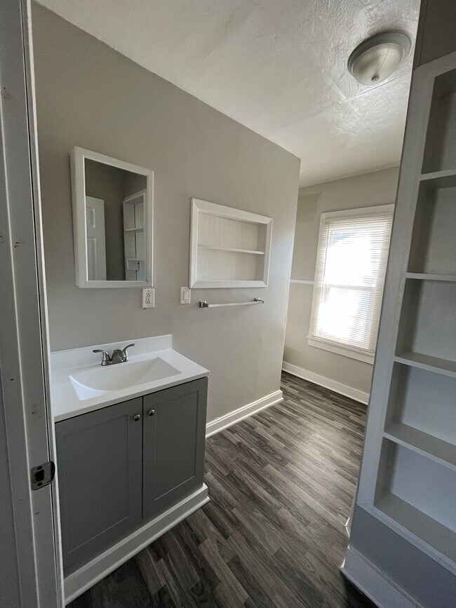 Building Photo - Cute 2 bedroom Bungalow
