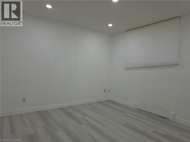 Building Photo - 565 Greenfield Ave