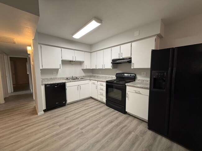 Foto del edificio - Renovated Glendale 3 Bedroom Condo with New Flooring