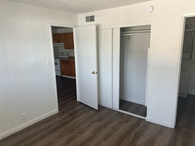Building Photo - 1 Bedroom Condo in Central Las Vegas