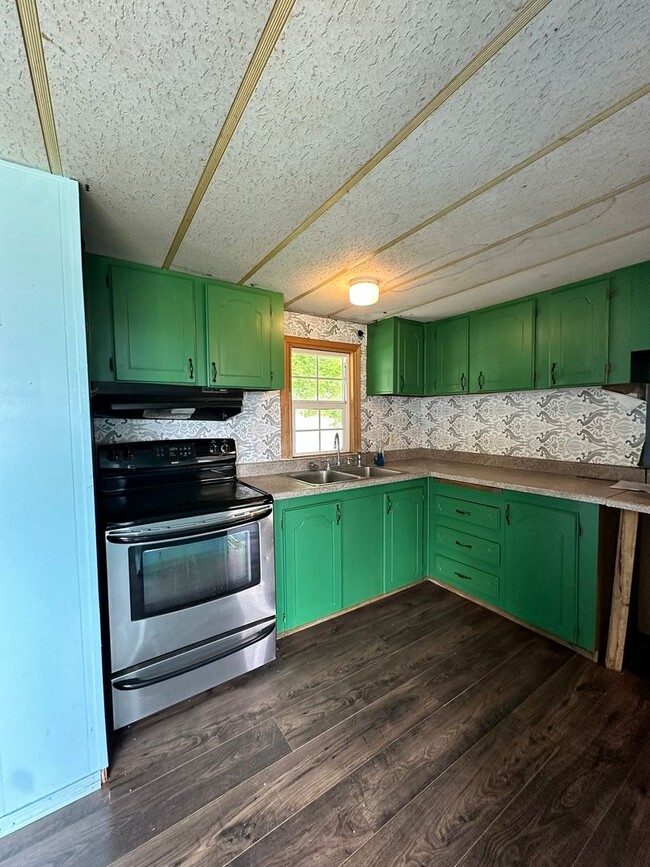 Building Photo - 4 Bedroom & 2 Bathroom Mobile Home in Wate...