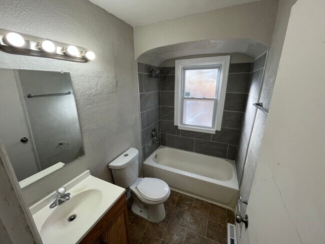 Foto del edificio - 2 Bedroom 1 Bath with Attached Garage MOVE...