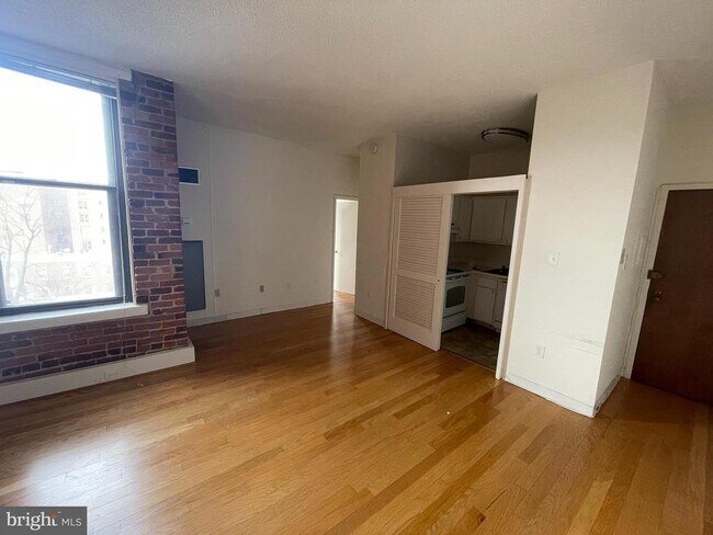 Building Photo - 1615 Q St NW