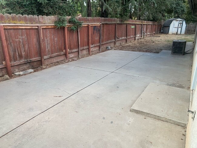 Building Photo - Charming 3 Bed, 2 Bath Home with Spacious ...