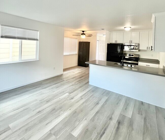 Building Photo - 435 Golf Cir W