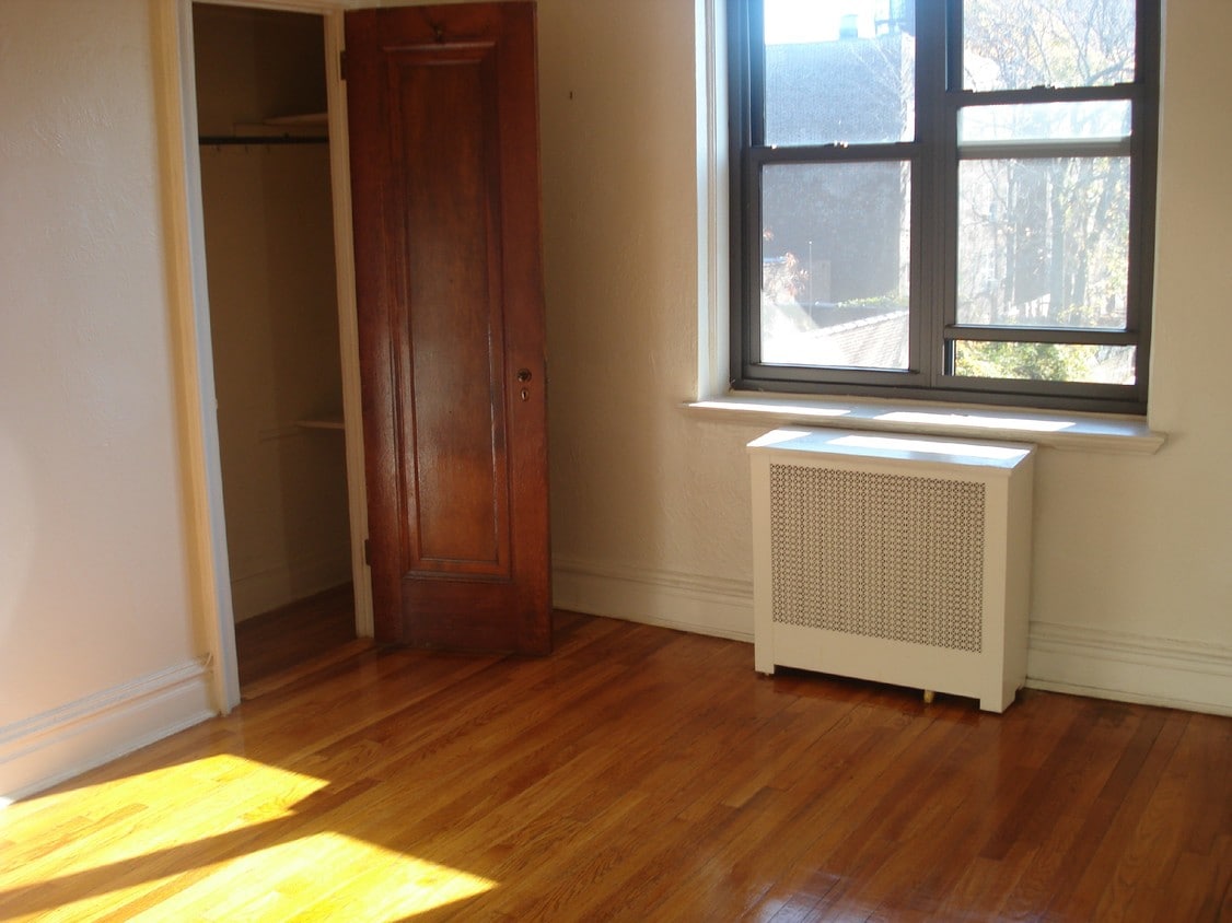 Primary Photo - 1 E Harriet Ave
