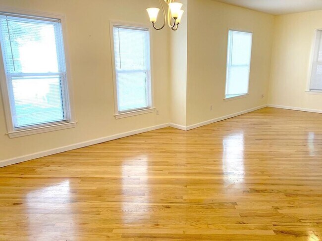 Planta 1: Sala de estar, comedor y cocina de concepto abierto. - 9 Kingsley Ave