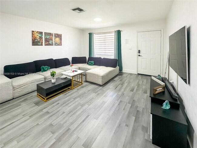 Foto del edificio - 1050 NW 103rd St