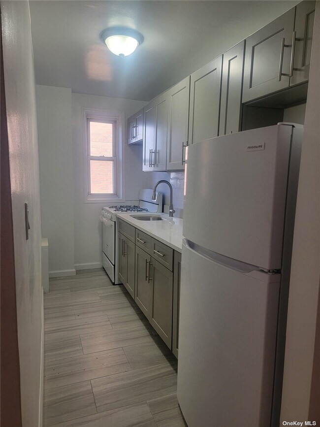 Foto del edificio - 136-42 Maple Ave