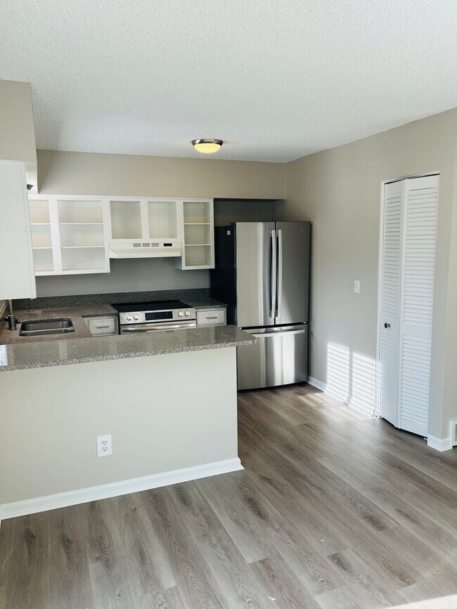 Building Photo - Beautifully Updated Townhome in Prime Loca...