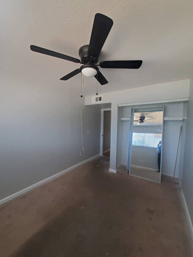Building Photo - **Charming 2 Bedroom/1 Bathroom Apartment ...