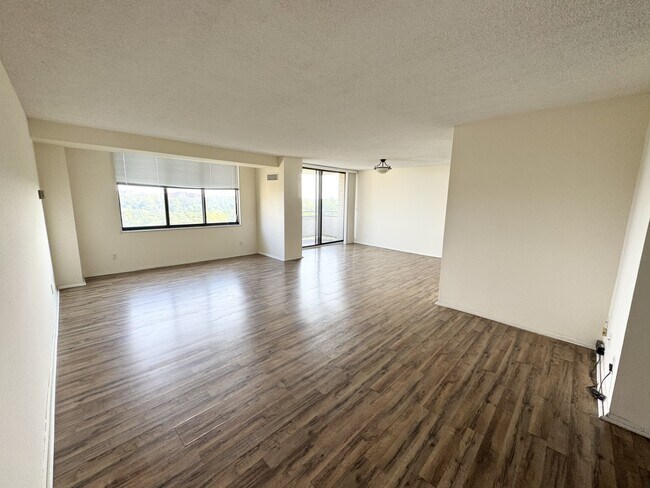 Living room with access to balcony - 5225 Pooks Hill Rd
