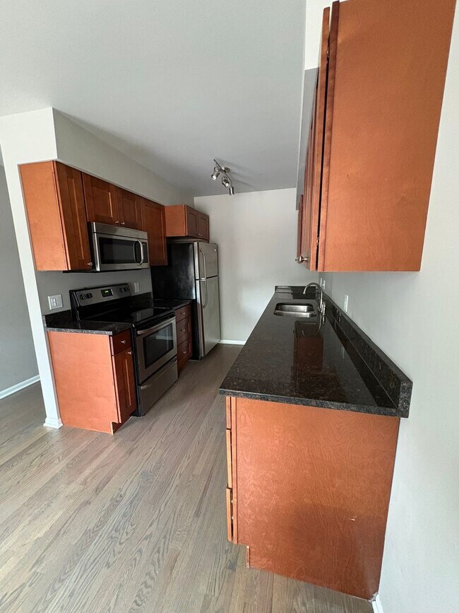 Building Photo - Beautifully Updated Townhouse – Prime Location!