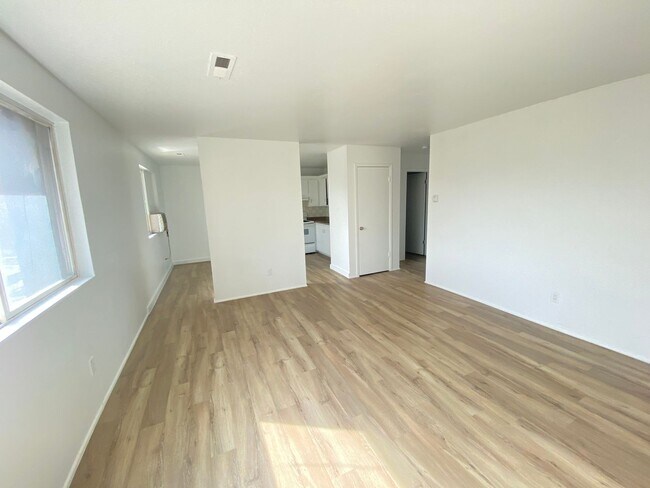 Building Photo - 2517 S Lakecrest Dr