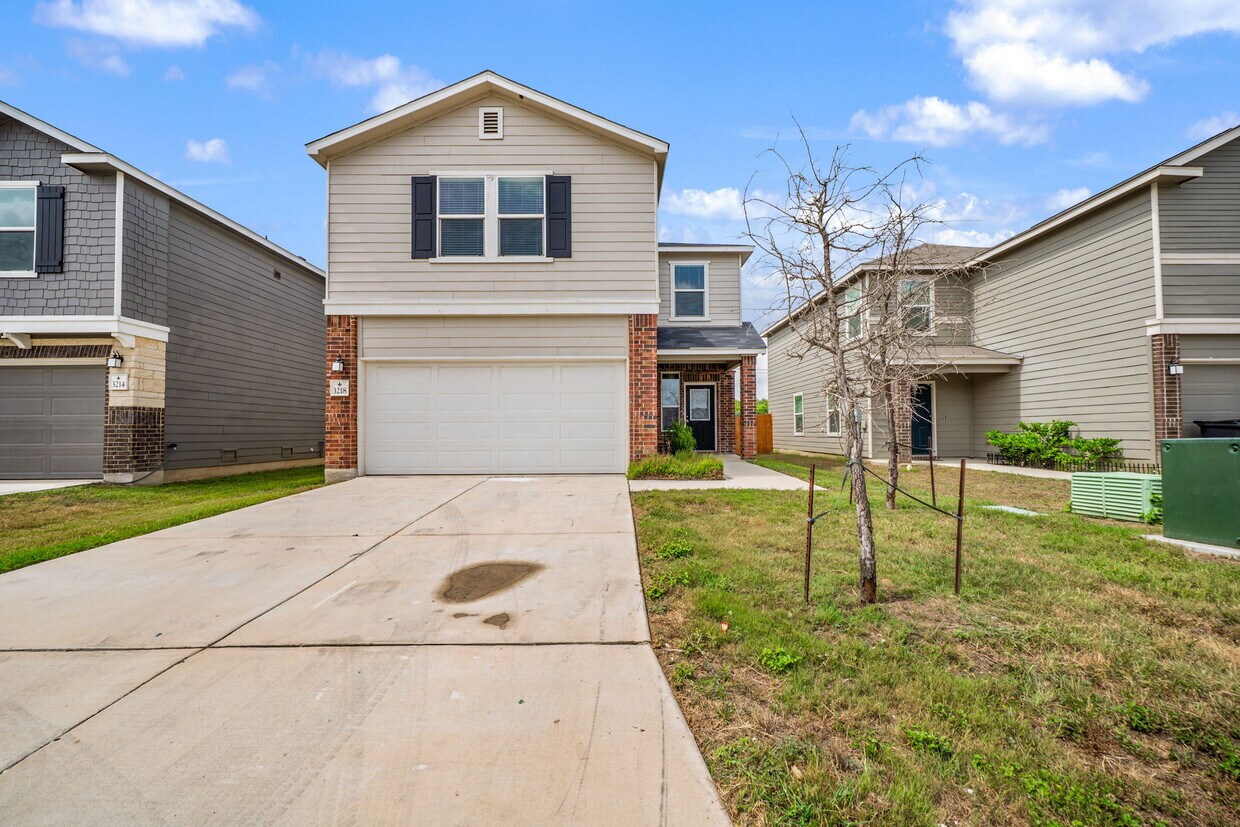 Foto principal - 3218 Comanche Crossing