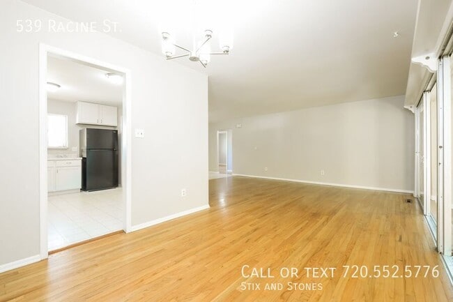 Building Photo - 539 Racine St