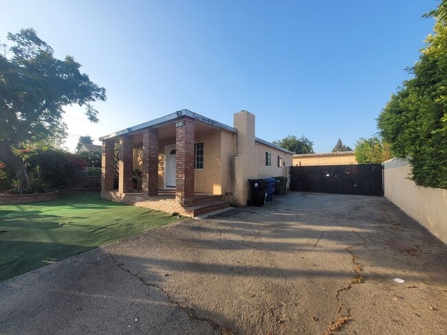 Building Photo - 10138 Arleta Ave