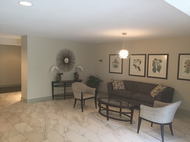 Foto del edificio - A large efficiency condo apartment located in the West Spring Condominium complex located next to...