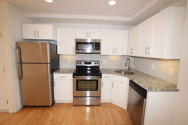 Building Photo - Spacious newly renovated Bi-Level 1 bedroo...