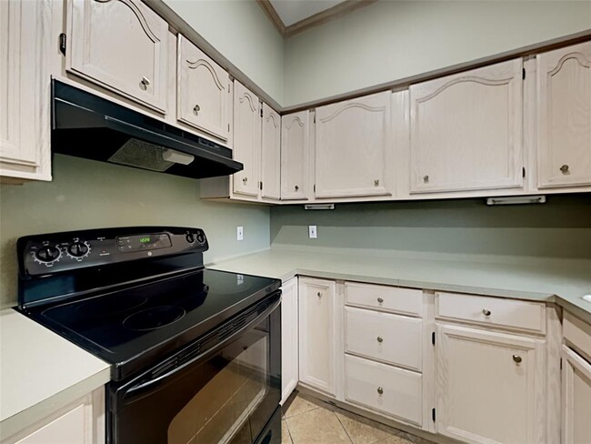Building Photo - 2700 Silver Creek Dr