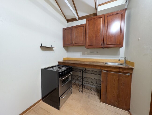 Building Photo - **$150 OFF 1ST MONTHS RENT + FREE APPLICATION FEE!!** Super Cute Studio on Capitol Highway!
