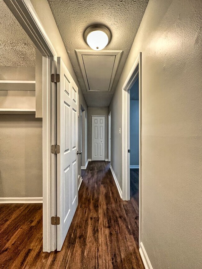 Building Photo - 3 bed 1 bath located on the East Side