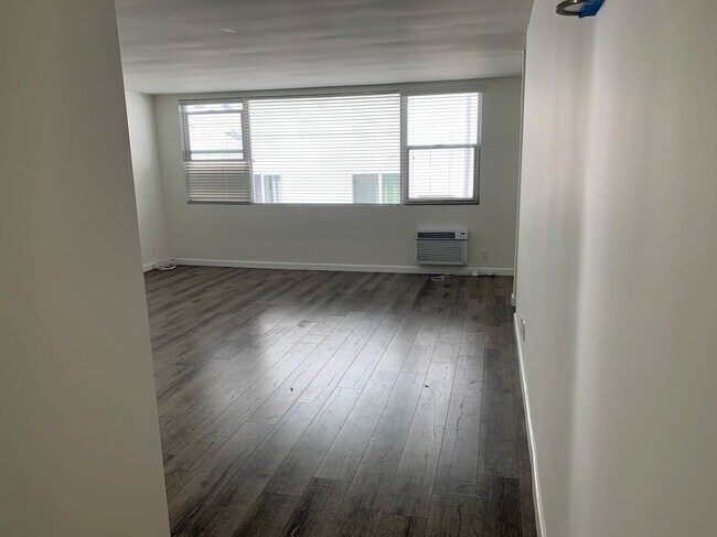 Building Photo - 1435 N Curson Ave