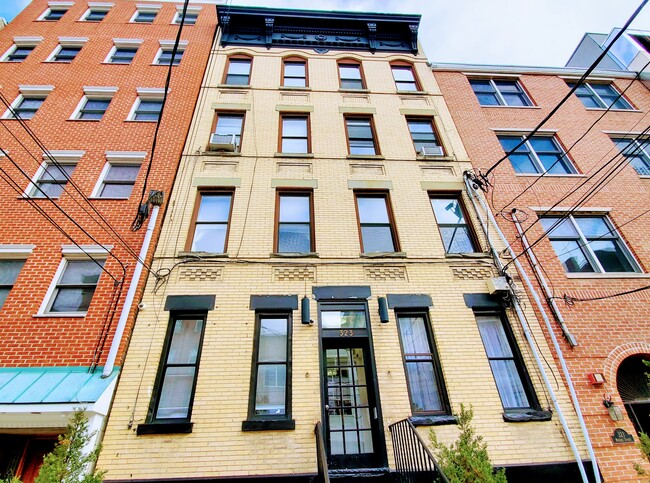 Foto del edificio - 323 Monroe St