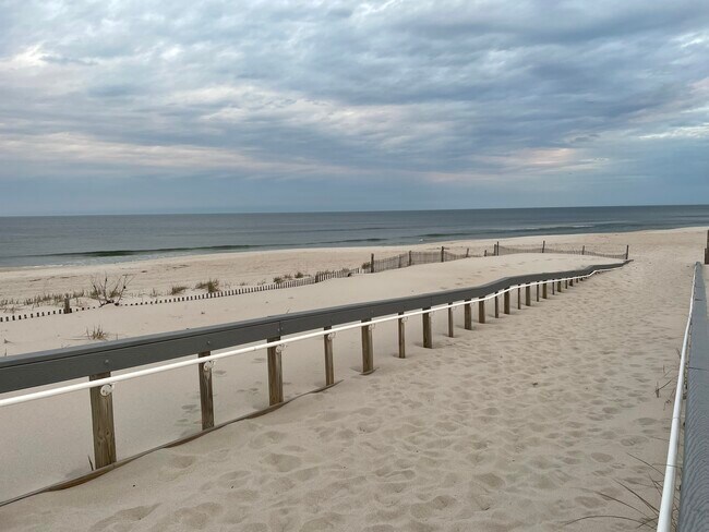 Building Photo - 703 SW Central Ave