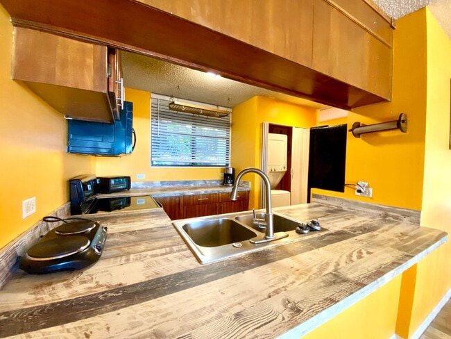 Building Photo - 3 bed / 3 bath furnished condo with ocean views!