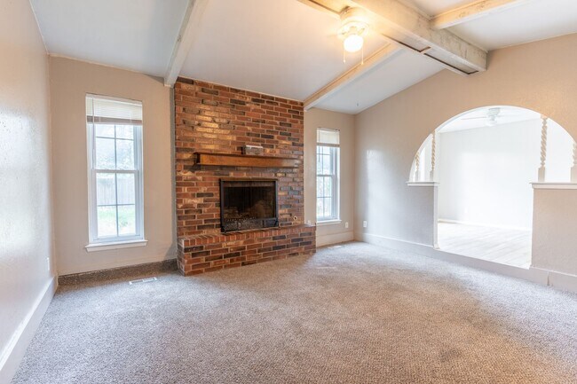 Foto del edificio - Spacious 5-Bedroom Home with Fresh Updates