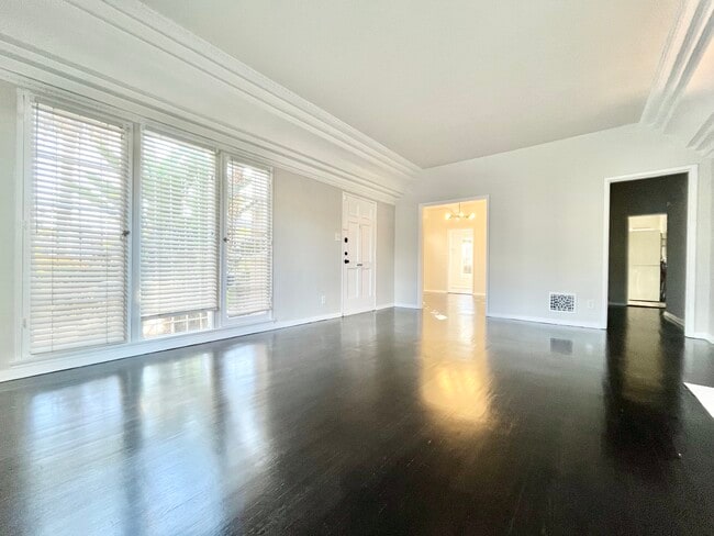 Building Photo - 465 N Vista Los Angeles, CA 90036