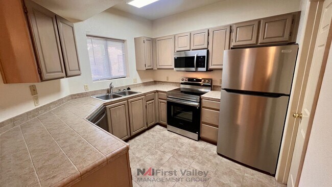 Foto del edificio - 2 Bedroom- 2 Bathroom Upstairs