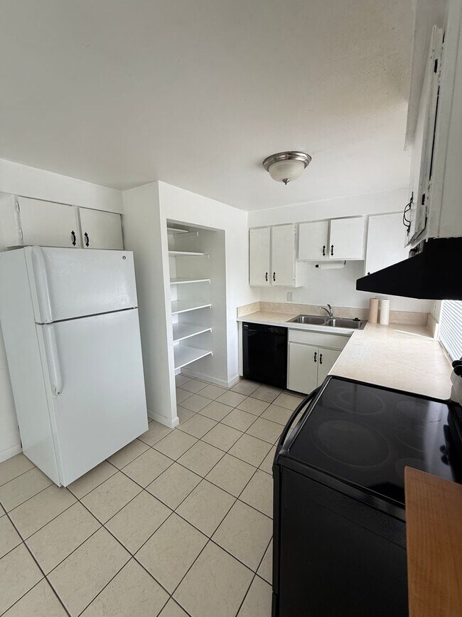 Building Photo - 433 Oleander Way