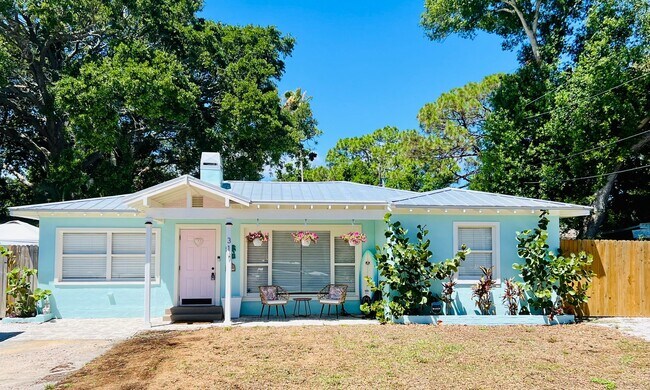 Building Photo - DUNEDIN FL LIVING 3/1 HOME