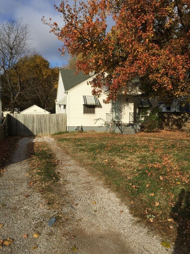 Building Photo - Very nice and LARGE 1 bed House for rent C...