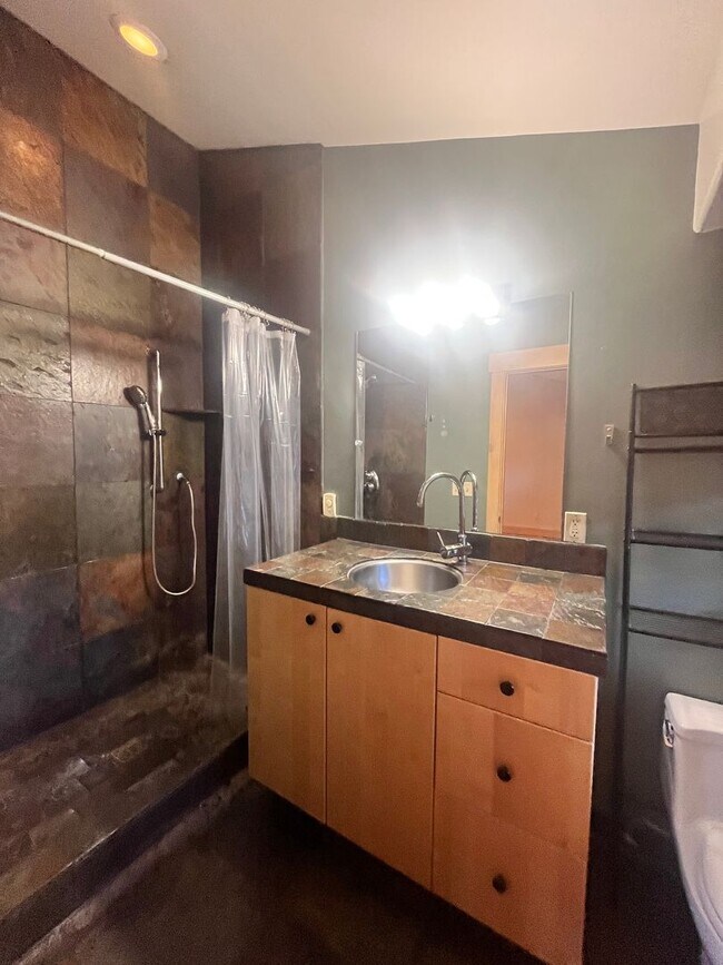 Building Photo - Long Term Lease available near Glenshire- $3800