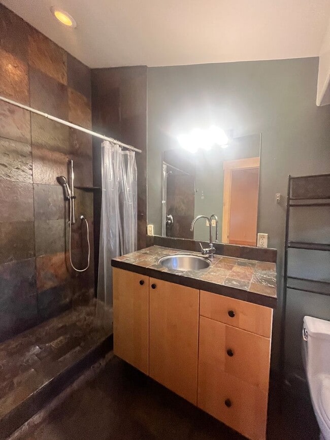 Foto del edificio - Long Term Lease available near Glenshire- $3800